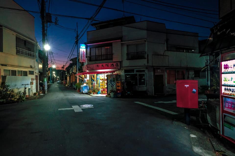 創業４５年目に入る大坂屋大塚酒店は、杉並区善福寺の大きな十字路に建っています