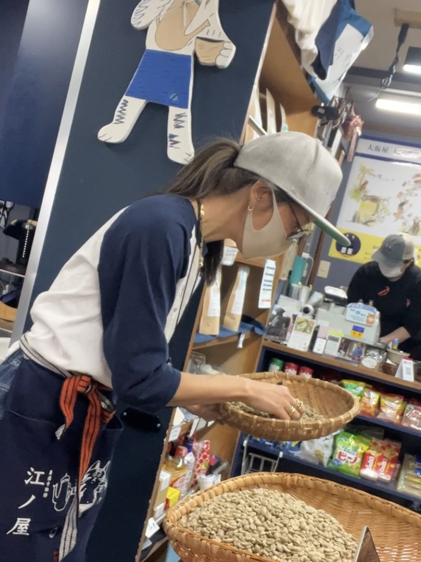 江ノ屋二代目がコーヒー生豆のハンドピックをしています
