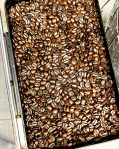焙煎直後にガス抜きをします