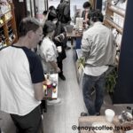 酒屋の中に焙煎機を設置した店内