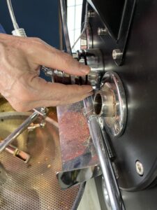 焙煎機のシャフト調整