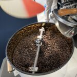 KUBANの冷却装置で冷やされる豆