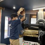 朝イチの焙煎業務は釜の温めから