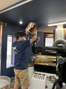 朝イチの焙煎業務は釜の温めから