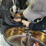 焙煎機釜を元の位置に戻します