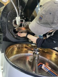 焙煎機釜を元の位置に戻します