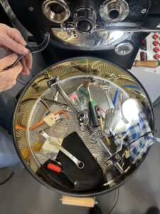 焙煎釜の位置を元に戻す作業