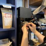 グラインダーを分解しています