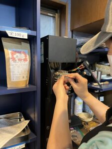 グラインダーを分解しています