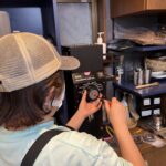 分解したグラインダーを組み上げています