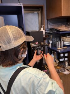 分解したグラインダーを組み上げています