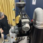 焙煎機のダンパーを確認しています