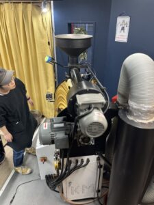 焙煎機のダンパーを確認しています