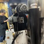 焙煎士Heeさんが豆の色を確認しています