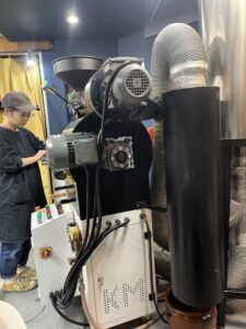 焙煎士Heeさんが豆の色を確認しています