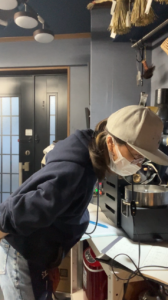 コーヒー豆焙煎のハゼ音を聞いています