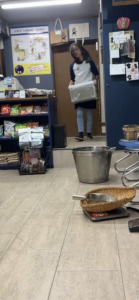 江ノ屋二代目が焙煎する豆を準備しています