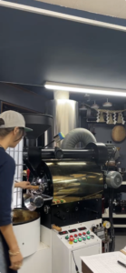 江ノ屋二代目が焙煎しています