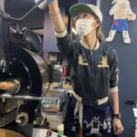 焙煎機のホッパーからコーヒー豆を入れる瞬間