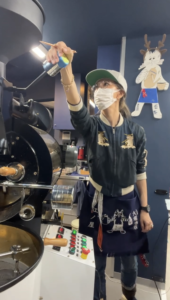 焙煎機のホッパーからコーヒー豆を入れる瞬間