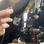 焙煎直後のコーヒー豆を見せています