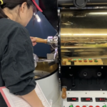 焙煎士が豆の色を確認しています