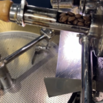 豆の色変化を見ています