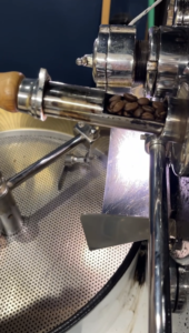 豆の色変化を見ています